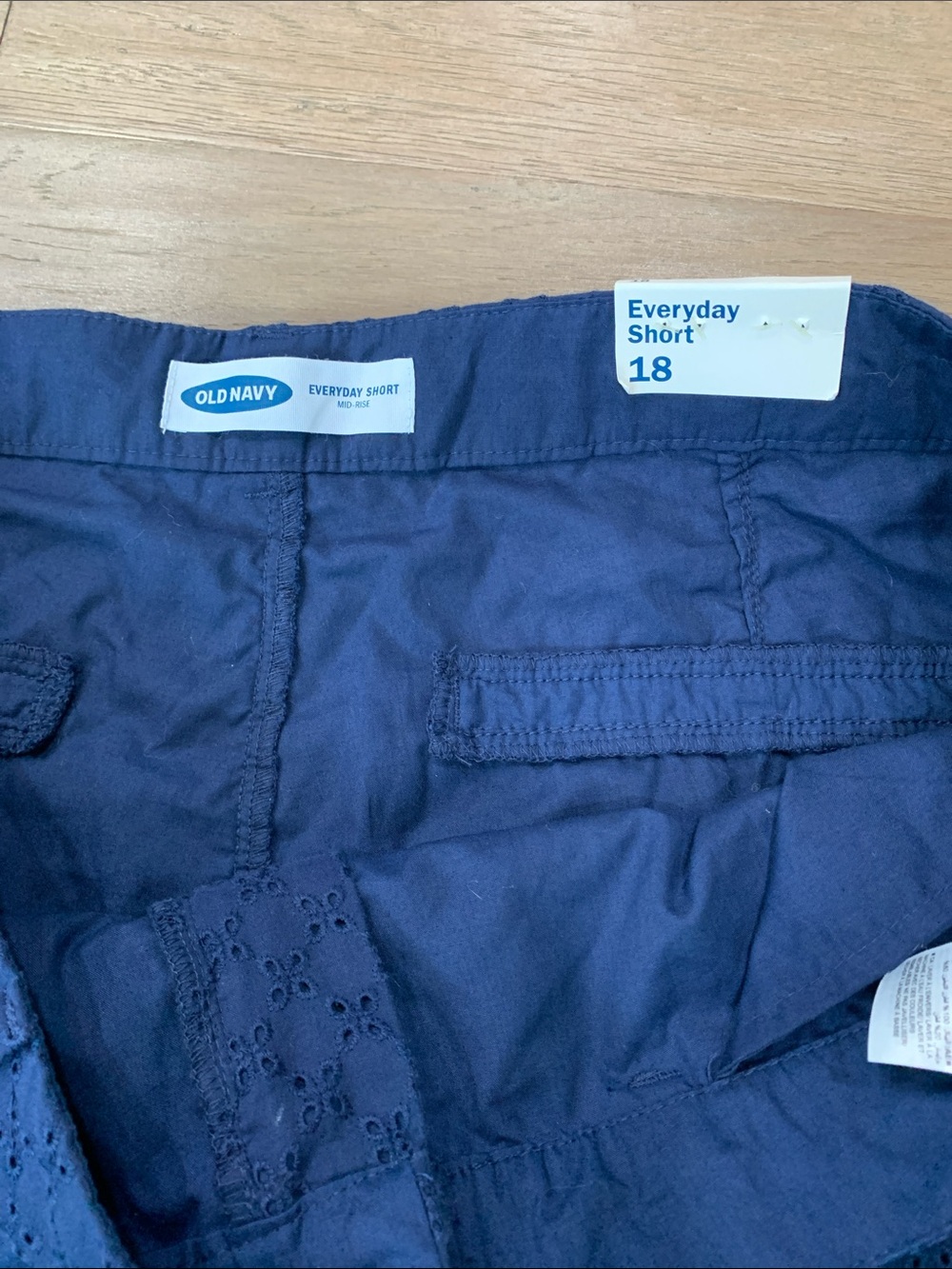 NWT Old Navy Navy Eyelet Cotton Blend Shorts Everyday Short Mid-Rise Size 18 - Picture 2 of 9